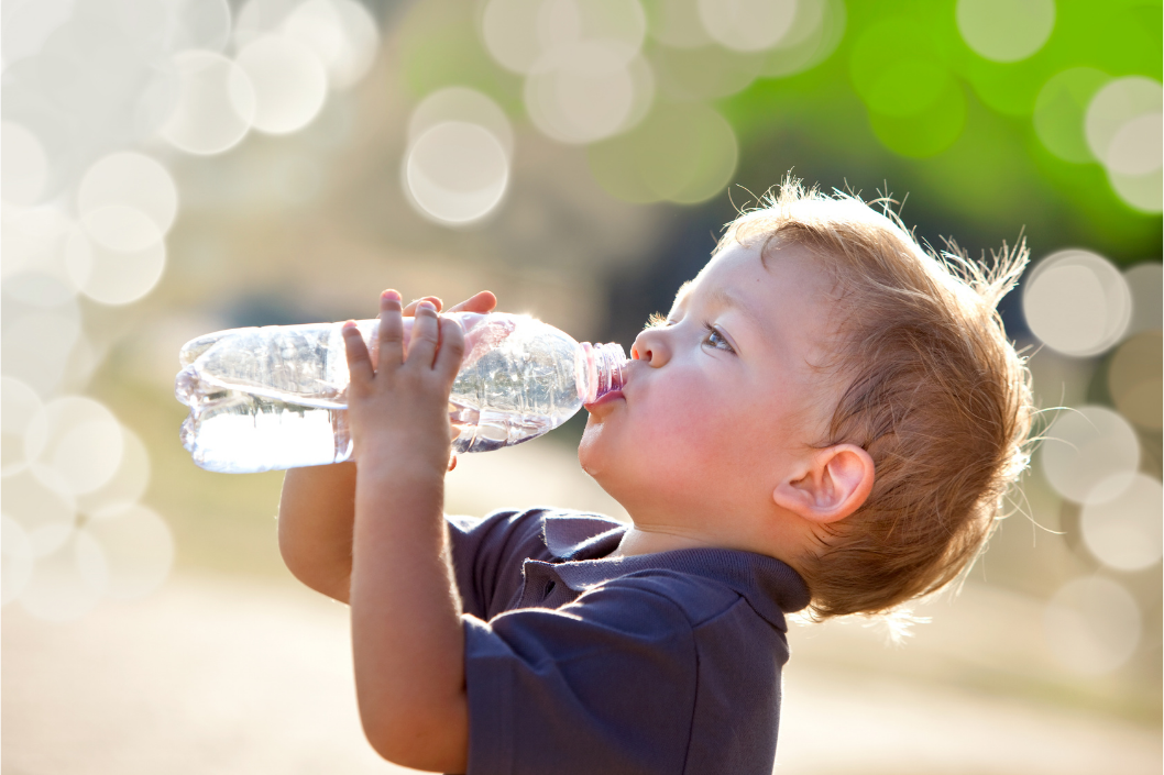 Trink dich fit - Kind trinkt Wasser - einfach Heimat
