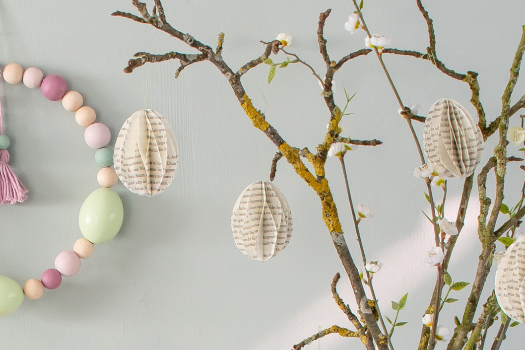 Upcycling-Idee: Osterei-AnhaÌnger aus alten Buchseiten