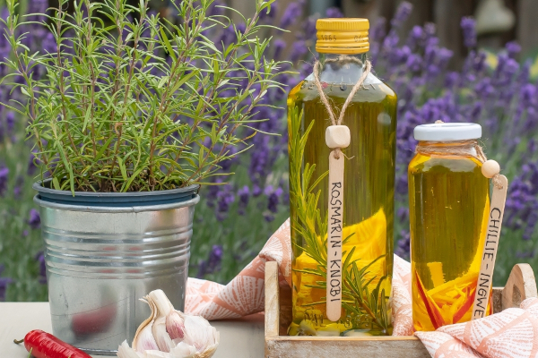 Upcycling: selbstgemachte Kräuteröle in Altglas-Flaschen