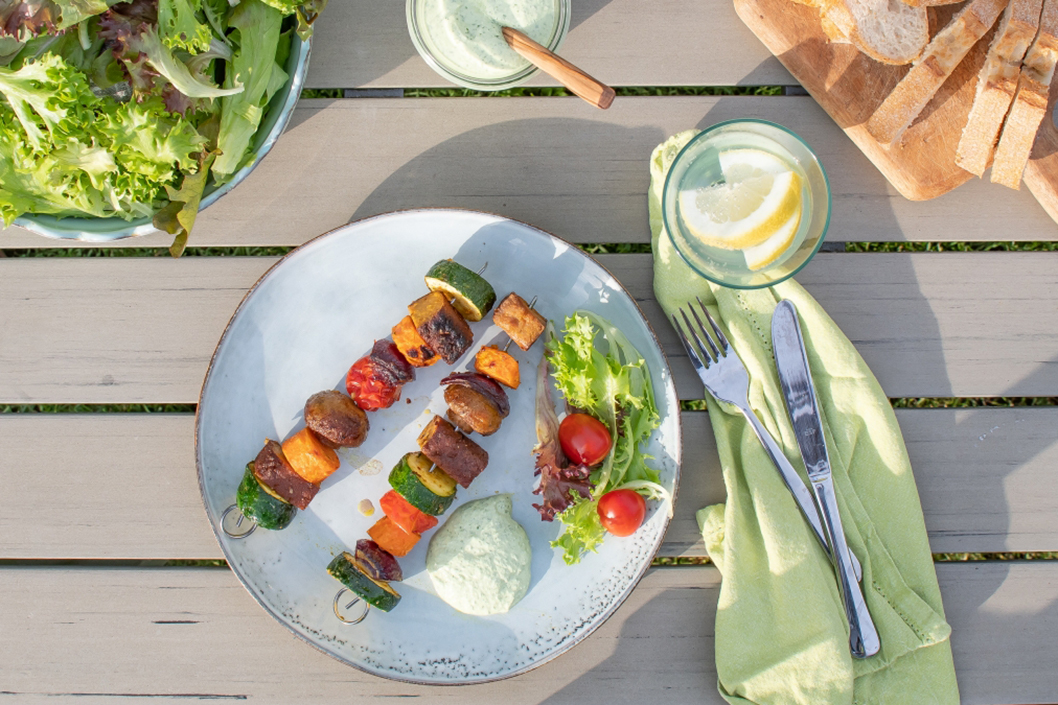 Nicht nur für Gemüseliebhaber: vegetarische GrillspieÃe mit Rucola Dip