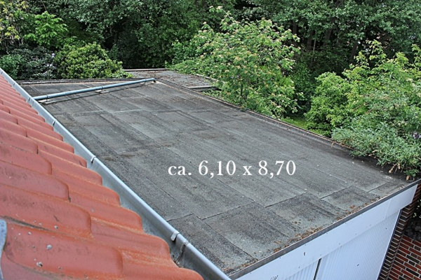 So sieht’s aus: Gut 50 Quadratmeter Flachdach sollen grün werden. Die typischen Bitumenbahnen altern übrigens nicht zuletzt durch das starke Aufheizen im Sommer. Eine Begrünung wirkt dem entgegen und zudem wärmedämmend für den Raum unterm Dach.